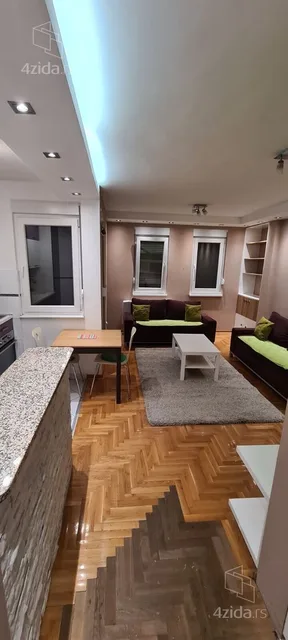 Trosoban stan za izdavanje, Tršćanska