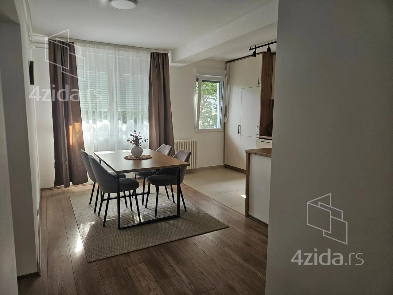 Trosoban stan, 65 m², Batajnica