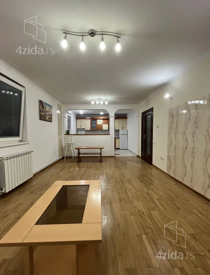 Trosoban stan, 100 m², Zeleno brdo