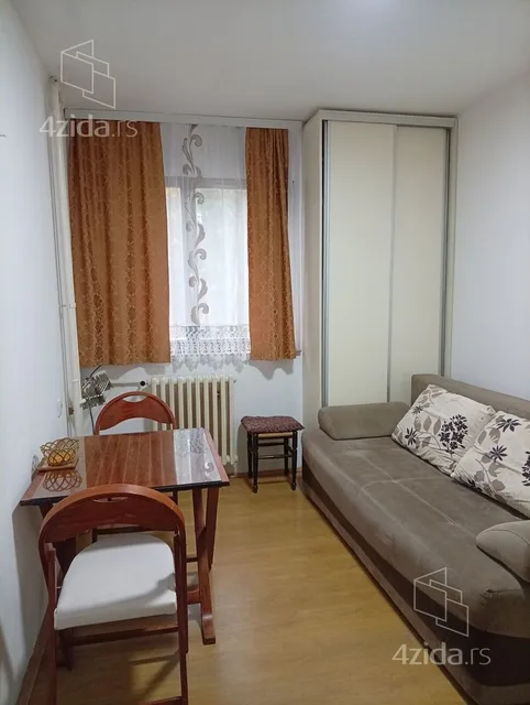 Garsonjera za izdavanje, Radnih Akcija 93A