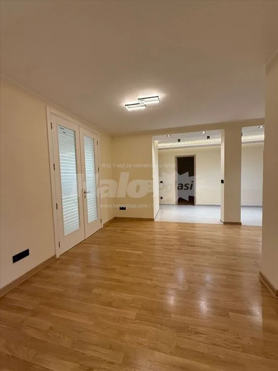 Četvoroiposoban stan, 123 m², Voždovac