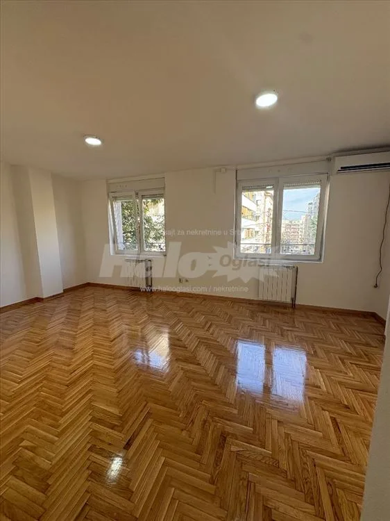 Trosoban stan, 66 m², Crveni krst