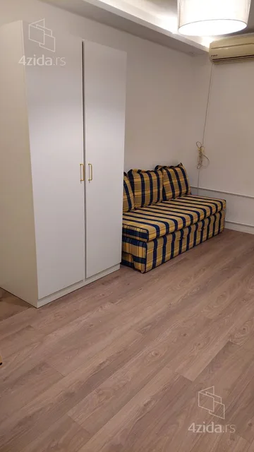 Jednoiposoban stan za izdavanje, Prve Pruge 3