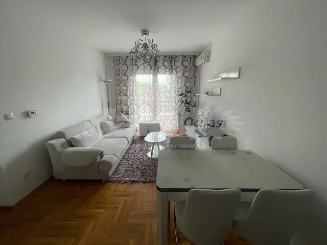 Izdajem stan Zemun-Gornji grad