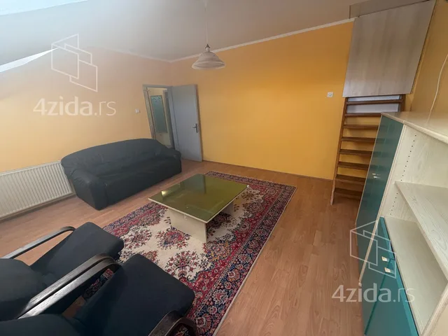 Trosoban stan na prodaju, Karaburma