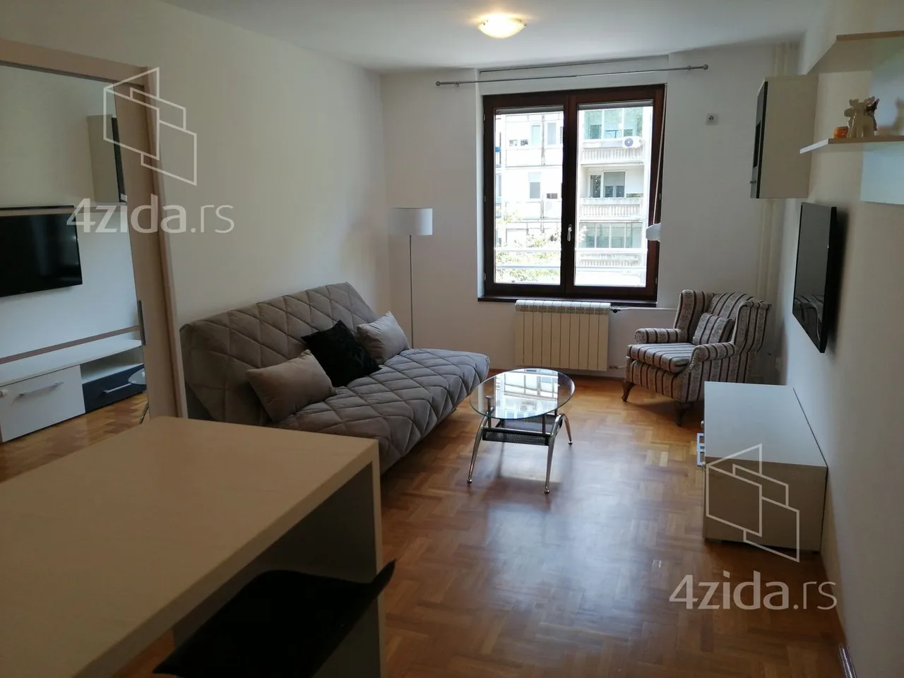 Garsonjera, 29 m², Crveni krst