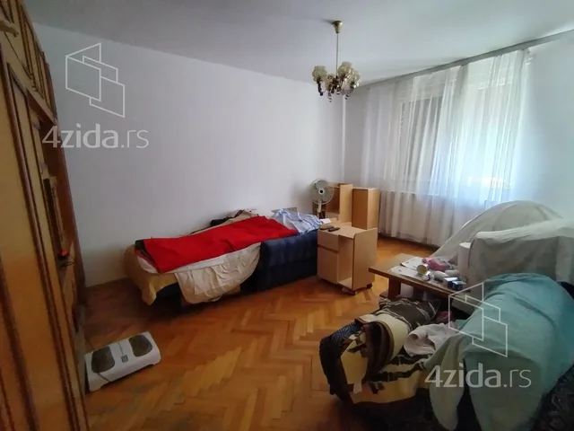 Jednoiposoban stan na prodaju, Dejana Smiljkovića 102