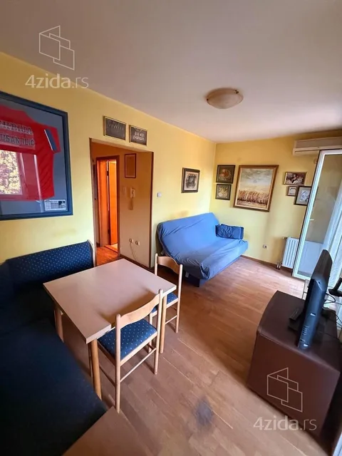 Garsonjera na prodaju, Narodnog Fronta 73a
