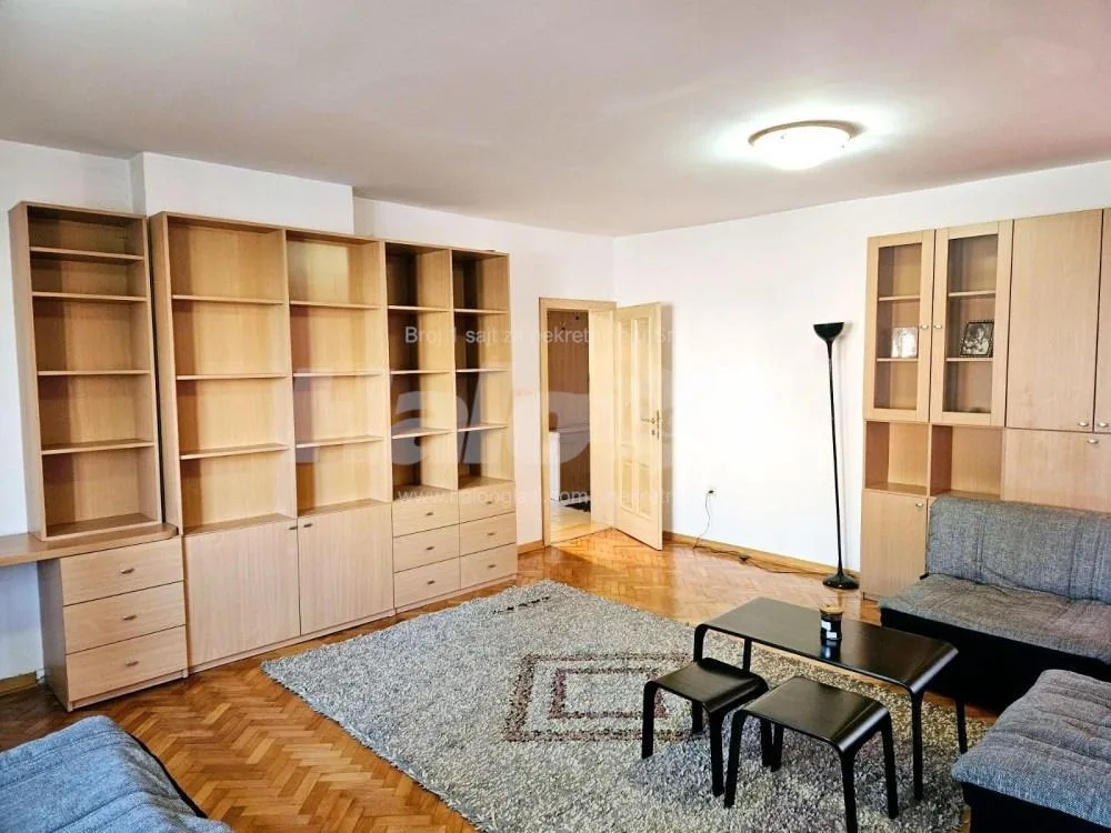 Trosoban stan, 71 m², Karaburma
